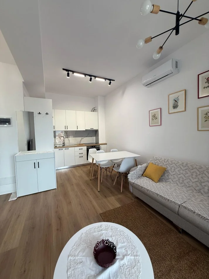 Tirane, jepet me qera apartament 1+1 Kati 3, 70 m² 450 € (Ali demi)