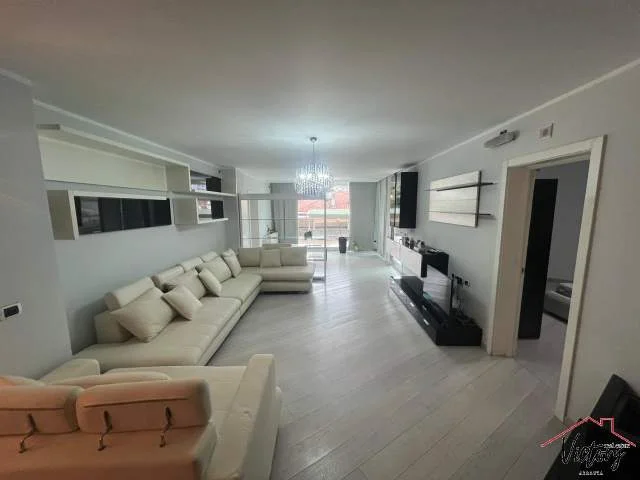 Tirane, jepet me qera apartament 3+1 Kati 2, 197 m² 3.000 Euro (bllok , tirane)