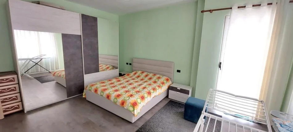 Tirane, jepet me qera apartament 2+1+Ballkon Kati 7, 140 m² 550 € (rruga Hamdi Sina)