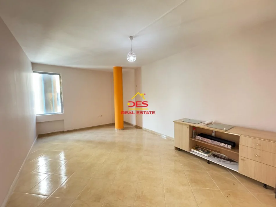 Vlore, jepet me qera ambjent biznesi Kati 2, 89 m² 350 € (Rruga Veledin kollozi)