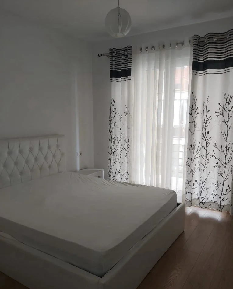 Tirane, jepet me qera apartament 2+1+Ballkon Kati 3, 85 m² 600 € (rruga Bill Klinton)