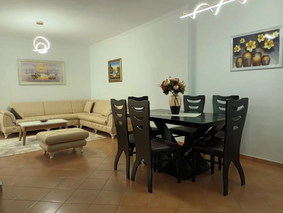 Tirane, jepet me qera apartament 2+1+Ballkon Kati 2, 85 m² 90.000 € (Komuna e Parisit)