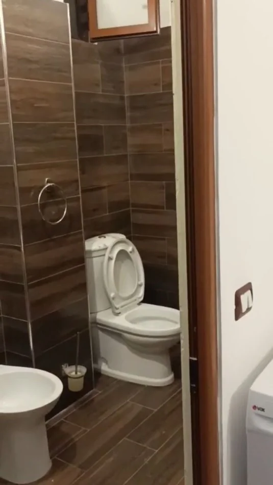 Tirane, jepet me qera apartament 1+1+Ballkon Kati 3, 60 m² 400 € (rruga 5 Maj)