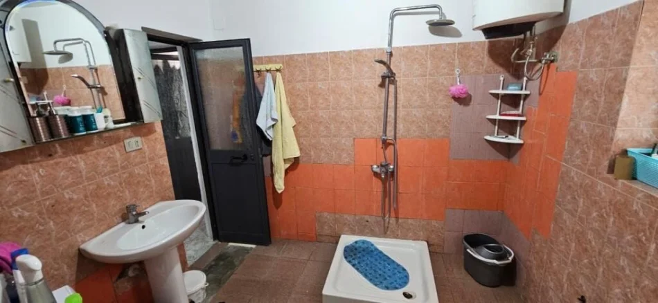 Tirane, jepet me qera shtepi 1+1 Kati 1, 70 m² 400 € (German Computers tek Komuna e Parisit)