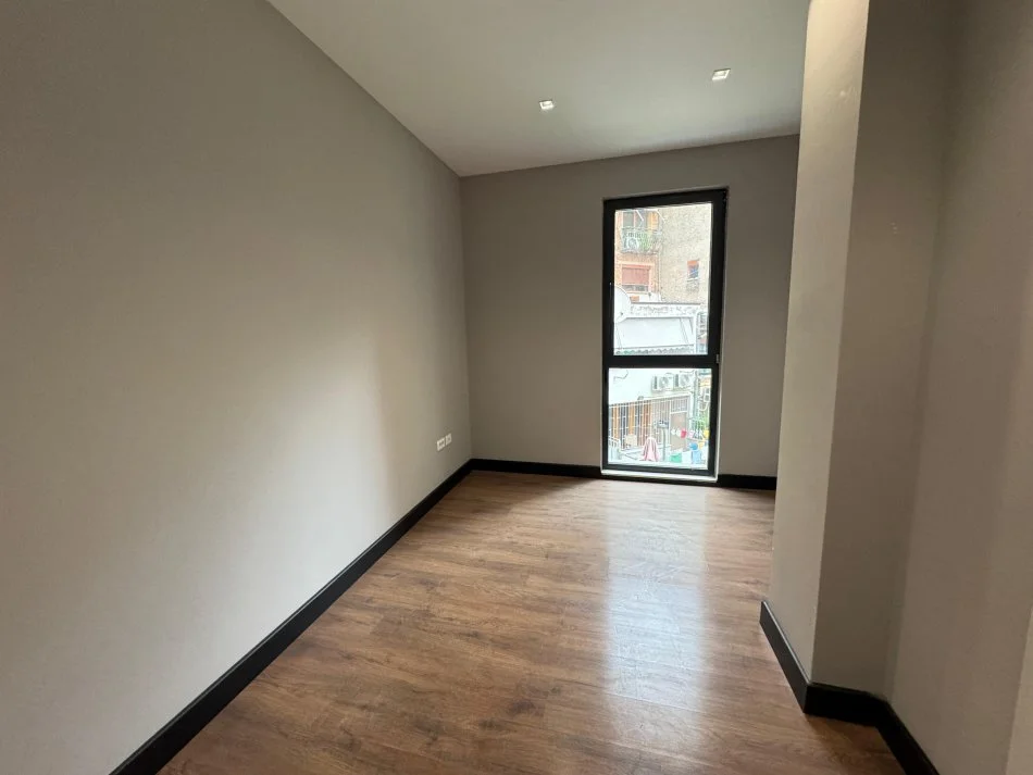 Tirane, jepet me qera apartament 3+1 Kati 1, 115 m² 1.400 € (Rruga e Kosovareve)