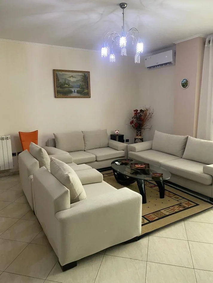 Tirane, jepet me qera apartament 3+1 Kati 8, 130 m² 1.000 € (Qemal Stafa)