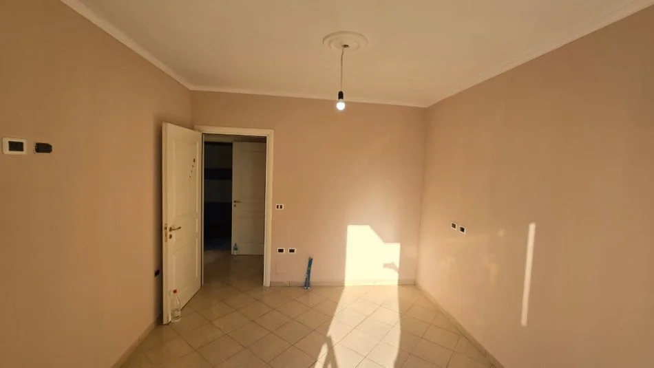 Tirane, shes apartament 2+1+Ballkon Kati 4, 90 m² 128.000 € (Yzberisht)