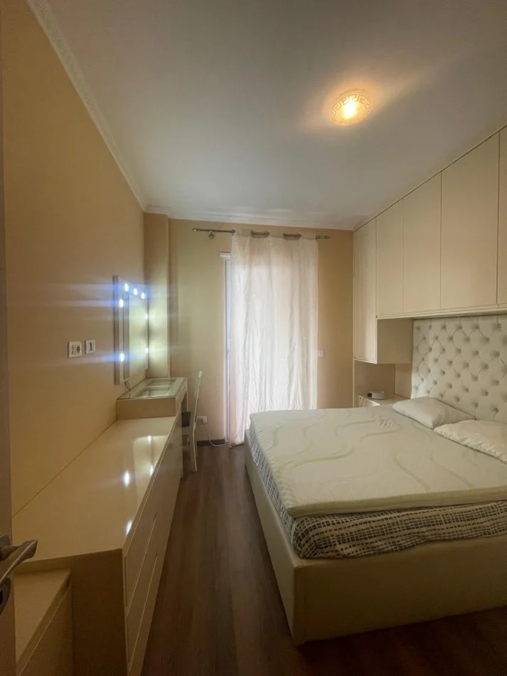 Tirane, jepet me qera apartament 1+1+Ballkon Kati 4, 65 m² 350 € 