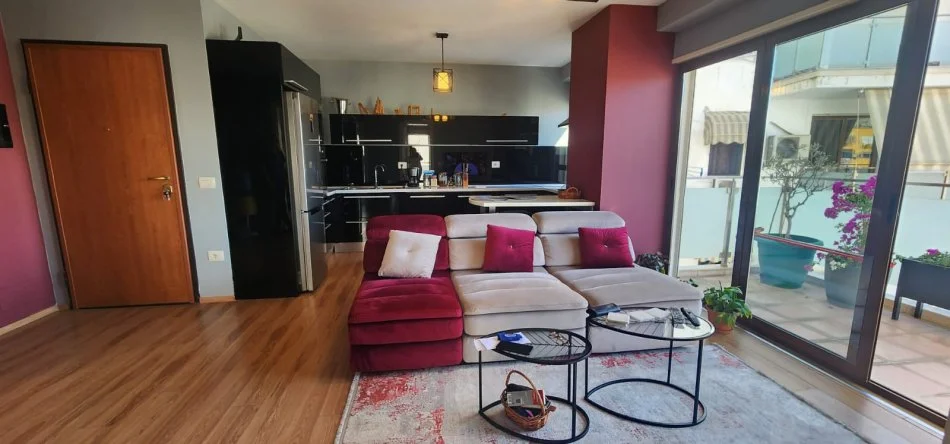 Tirane, jepet me qera apartament 1+1+Ballkon Kati 5, 90 m² 750 € (Mine Peza)