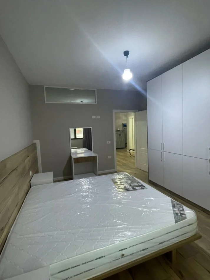 Tirane, jepet me qera apartament 2+1 Kati 3, 100 m² 600 € (Yzberisht)