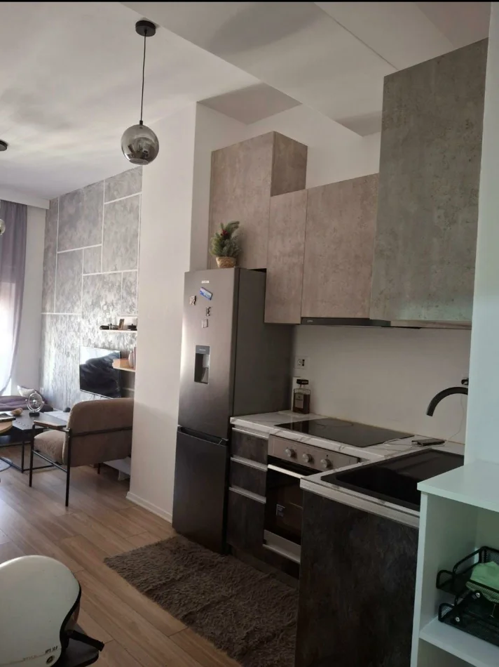 Tirane, jepet me qera apartament 1+1+parkim Kati 8, 60 m² 50.000 Lek (Kompleksi Mangalem ne Ali Dem)