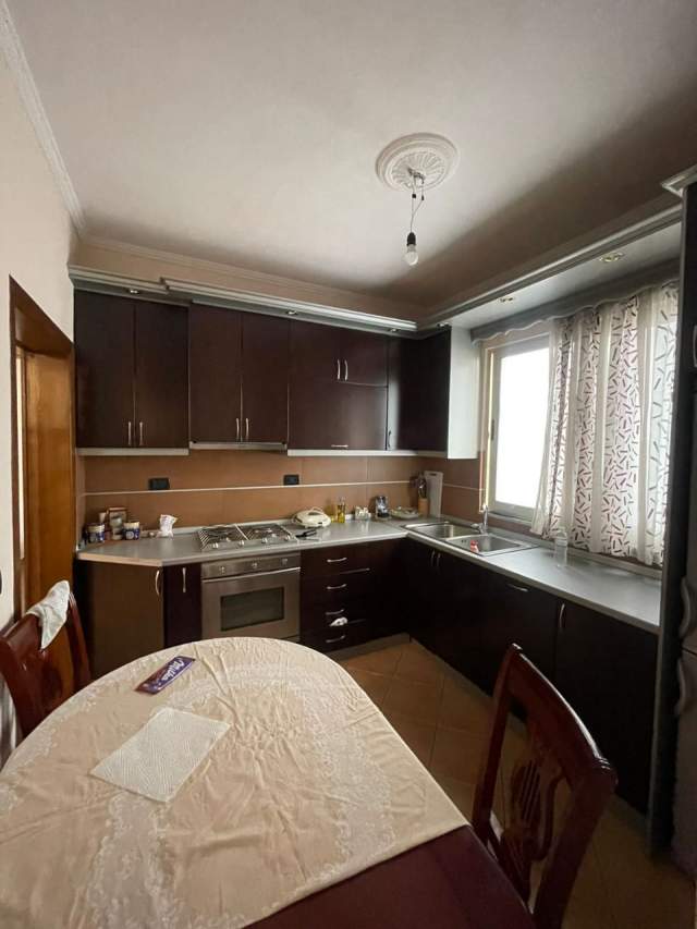 Tirane, jepet me qera apartament 2+1 Kati 4, 85 m² 500 Euro (Kodra e Diellit)