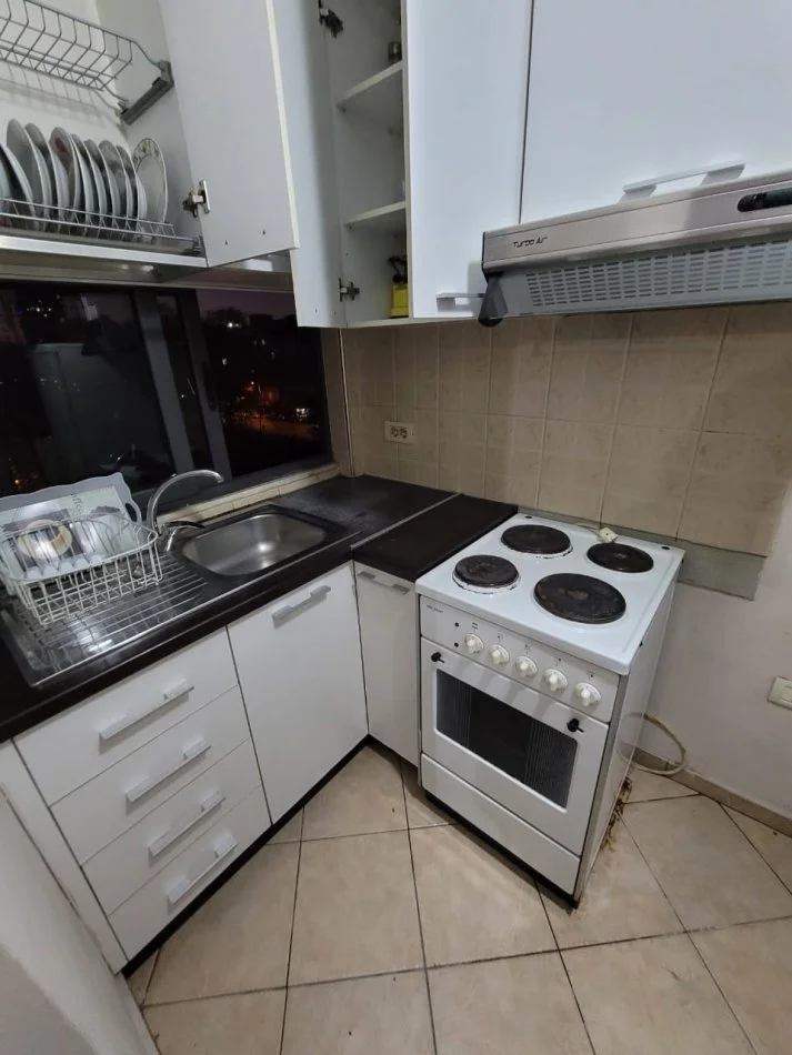Tirane, jepet me qera apartament 1+1 , 50 m² 45.000 € (Pallatet agimi)