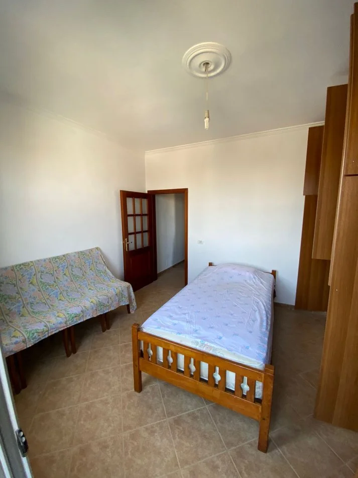 Tirane, jepet me qera 2+1+Ballkon Kati 3, 65 m² 400 € (pran restorant Freskut)