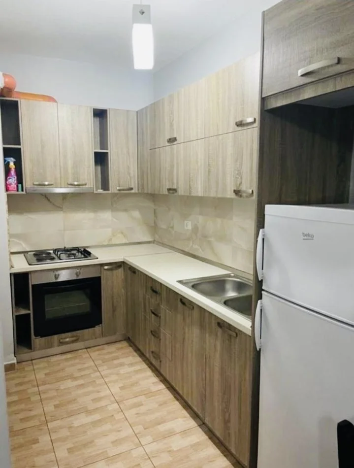 Vlore, jepet me qera apartament 1+1+Ballkon Kati 4, 350 € (Plazhi i Vjeter)