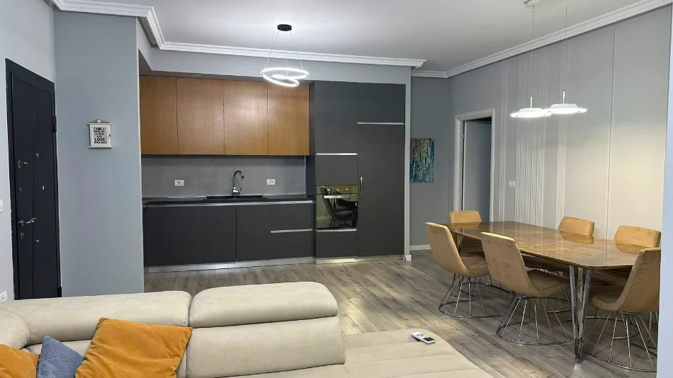 Tirane, jepet me qera apartament 2+1 Kati 1, 90 m² 620 € (Selite)