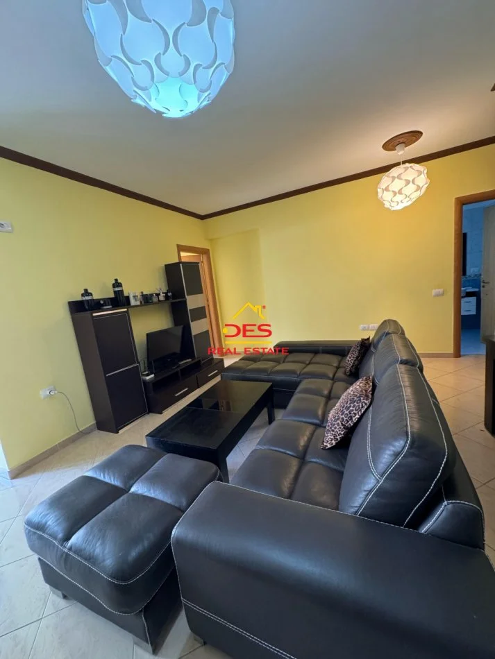 Vlore, jepet me qera apartament 1+1+Ballkon Kati 6, 75 m² 500 € (Rruga Murat Tërbaçi)