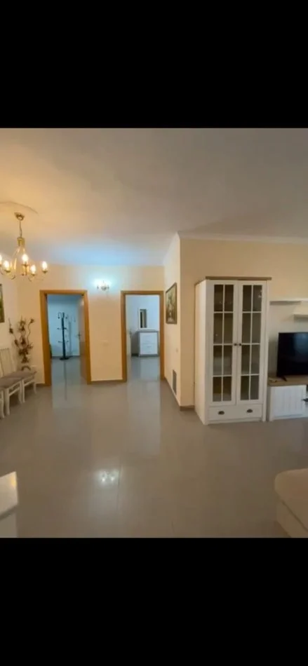 Tirane, jepet me qera apartament 3+1 Kati 4, 100 m² 700 € (GARDA)