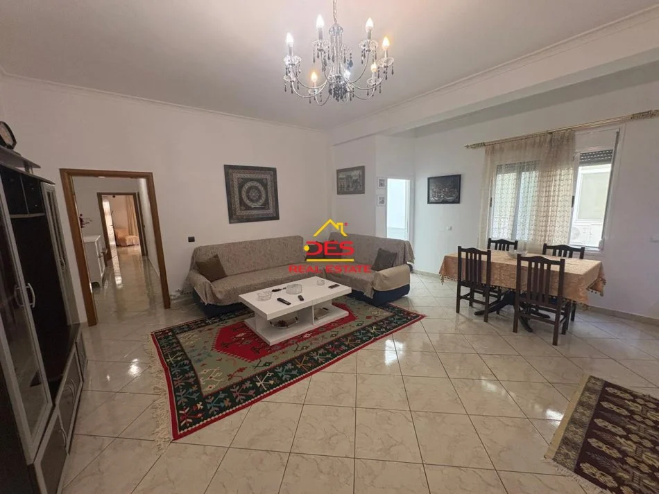 Vlore, jepet me qera apartament 2+1+Ballkon Kati 1, 110 m² 400 € (Rruga Murat Tërbaçi)