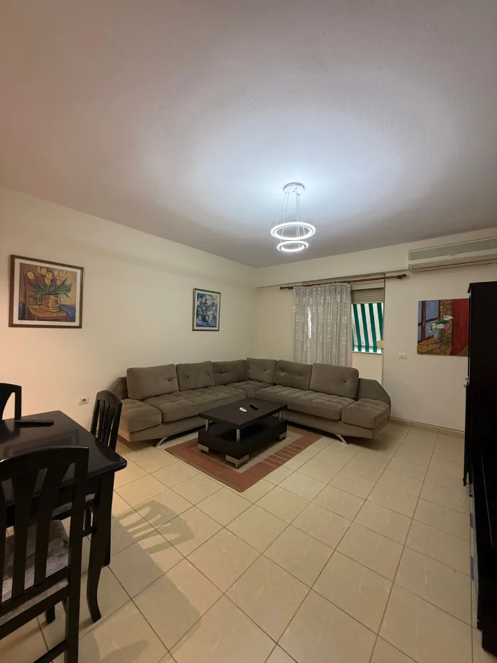 Tirane, jepet me qera apartament 1+1 Kati 2, 70 m² 500 € (Rruga e Barrikadave ne Qender)