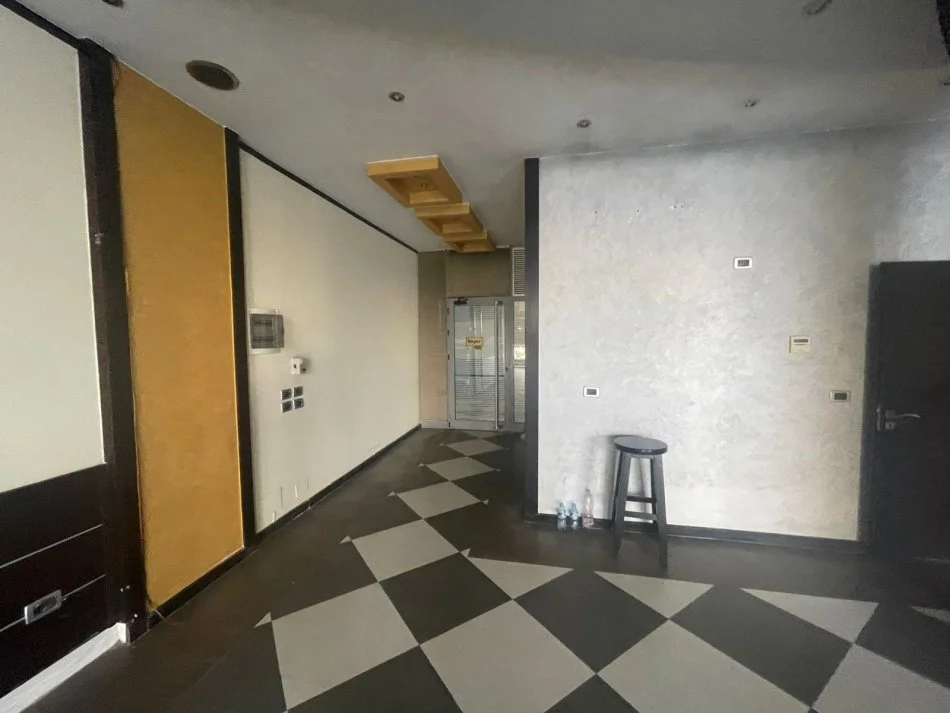 Tirane, jepet me qera ambjent biznesi Kati 2, 700 € 