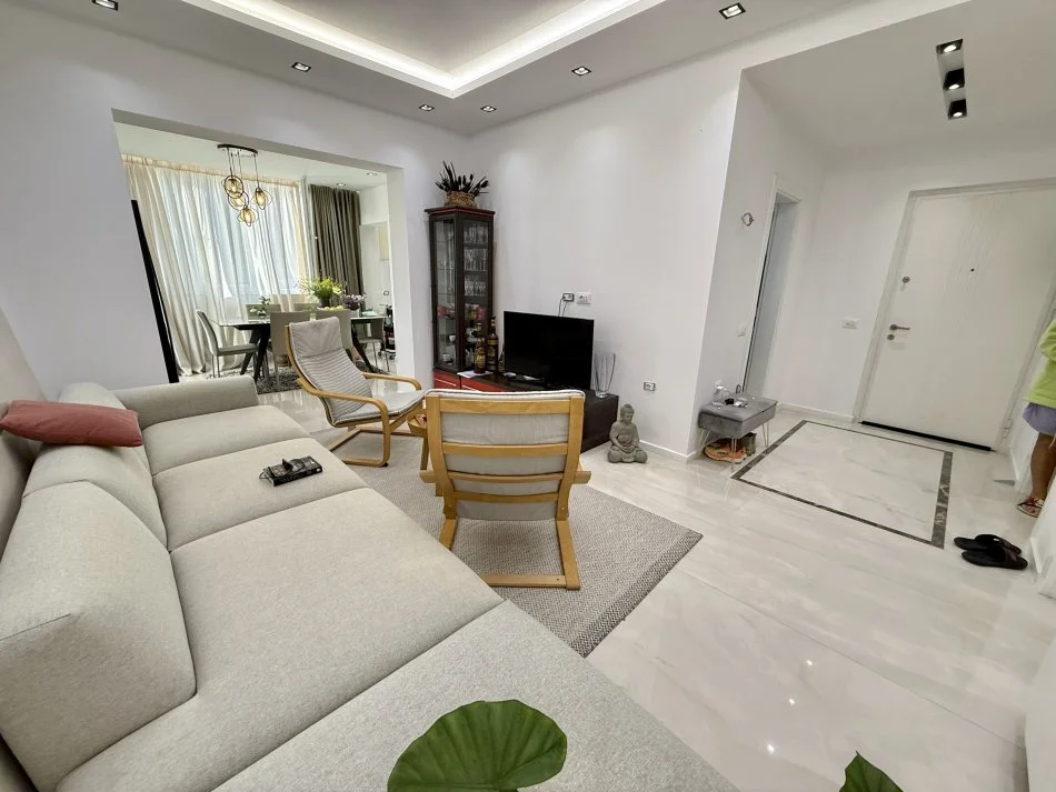 Tirane, jepet me qera apartament 2+1+Aneks+Ballkon Kati 3, 100 m² 1.000 € (Rruga Cameria)