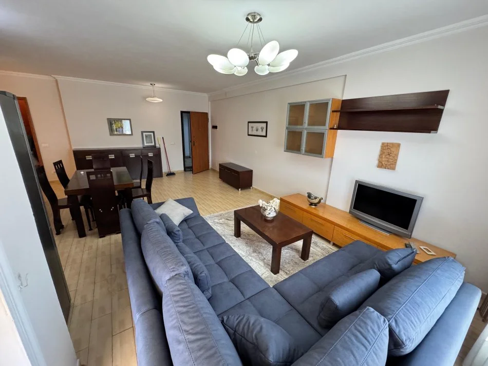 Tirane, jepet me qera apartament 2+1 Kati 8, 100 m² 800 € (Prane postes)