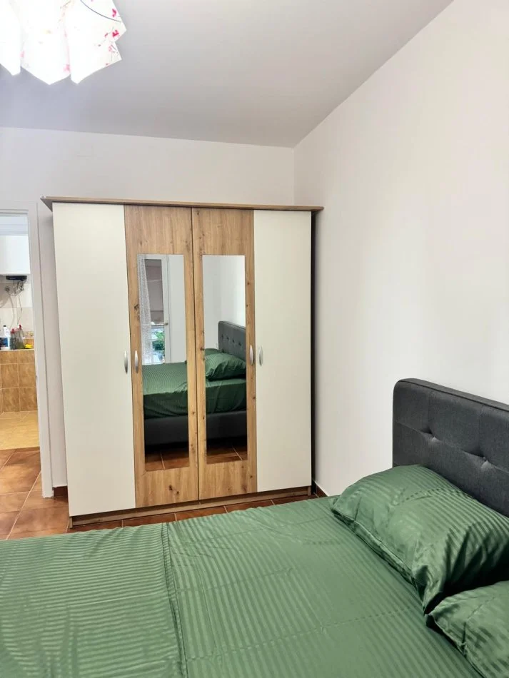 Tirane, jepet me qera apartament 1+1+Ballkon Kati 5, 65 m² 450 € (Blloku Gintash Laprake)