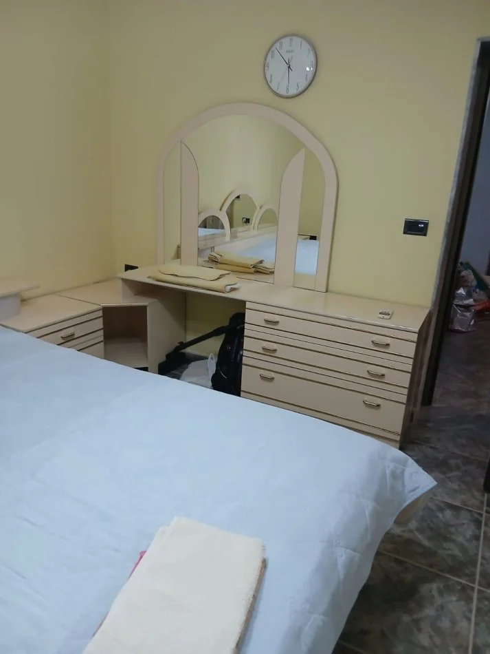 Tirane, jepet me qera apartament 2+1+Ballkon Kati 4, 75 m² (Rruga Qemal Stafa (Shkolla e Kuqe))