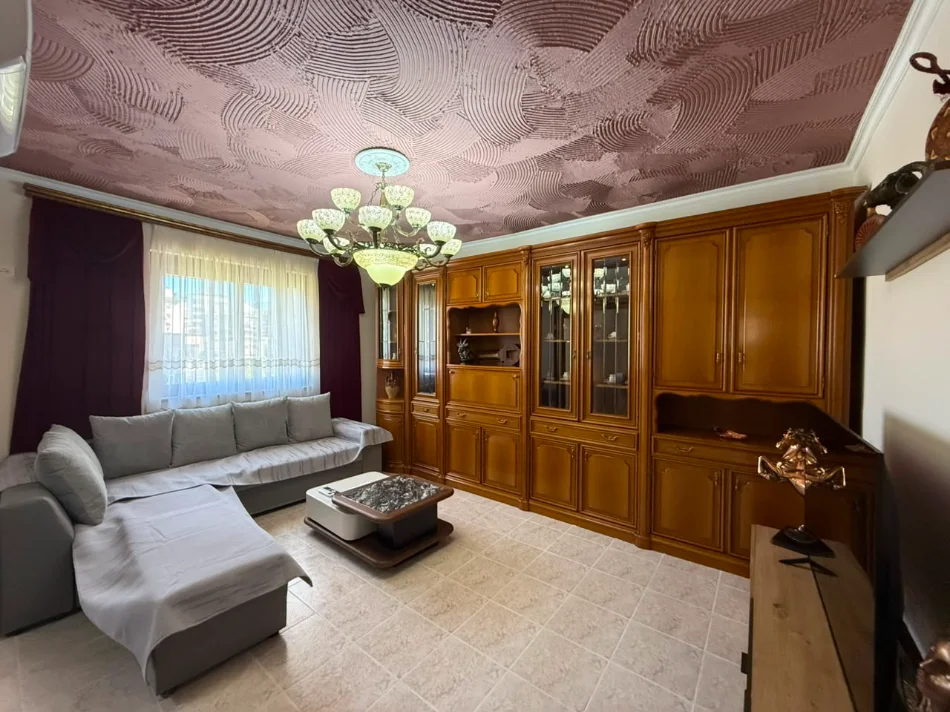 Tirane, jepet me qera apartament 2+1+Ballkon Kati 5, 90 m² 700 € (ali demi)