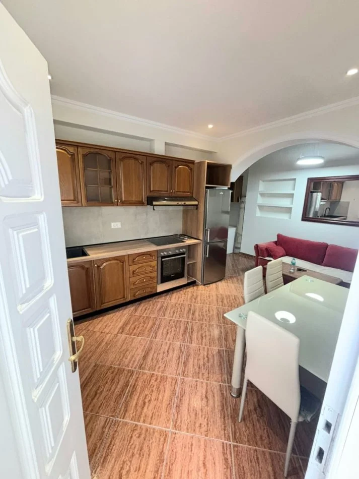 Tirane, jepet me qera apartament 1+1 Kati 1, 65 m² 420 € 