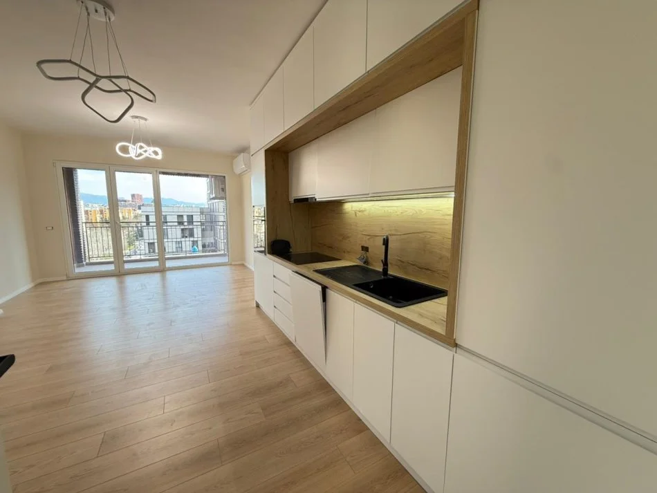 Tirane, jepet me qera apartament 2+1+Ballkon Kati 7, 100 m² 650 € (Ish Fusha e Aviacionit)