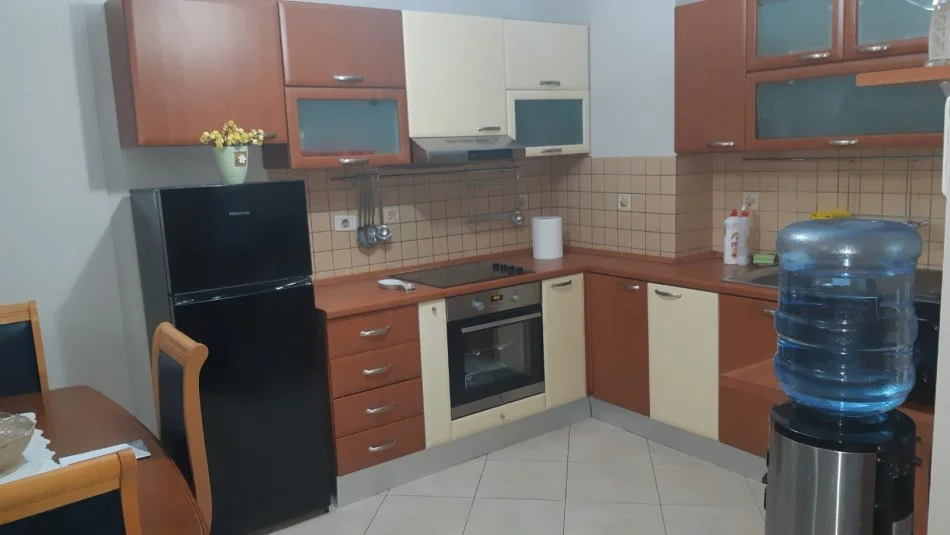 Tirane, jepet me qera apartament 2+1+Ballkon Kati 3, 600 € (Tek shkolla Siri Kodra)