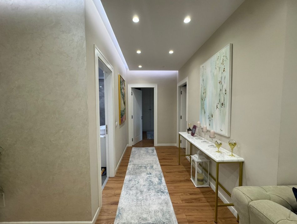 Tirane, shitet apartament 3+1+Ballkon Kati 4, 131 m² 300.000 € (fusha aviacionit)