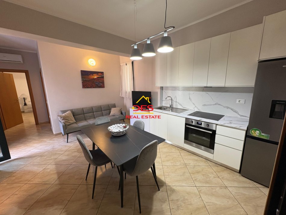 Vlore, jepet me qera apartament 2+1+Ballkon Kati 5, 90 m² 400 € (Rruga Gjergj Arianiti)