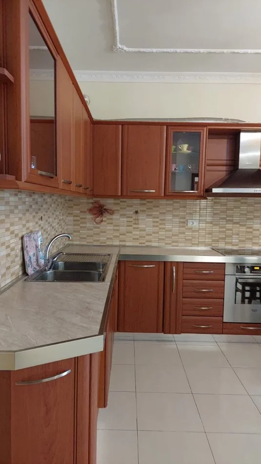 Tirane, jepet me qera apartament 2+1+Ballkon Kati 2, 95 m² 500 € (Kodra e diellit , te teqe eleonora)