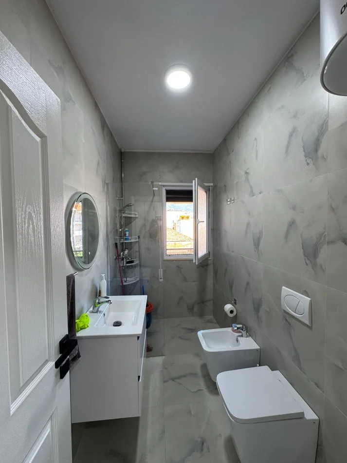 Tirane, jepet me qera apartament 2+1 Kati 2, 100 m² 1.000 € (Shkolla e kuqe)