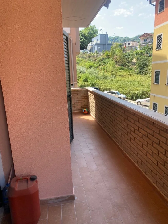Tirane, jepet me qera apartament 2+1+2 Tualete+Ballkon , 600 € (Liqeni Thate)