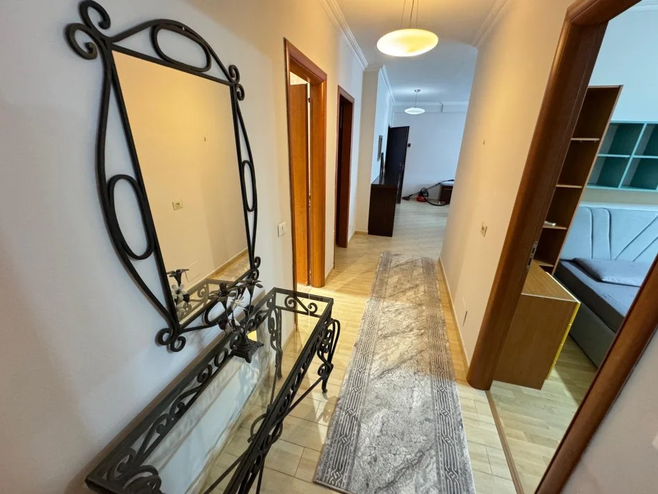 Tirane, jepet me qera apartament 2+1 Kati 8, 110 m² 800 € (Stacioni i trenit prane postes)