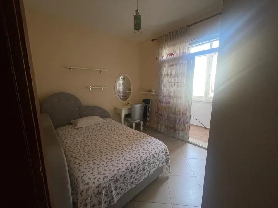 Durres, jepet me qera apartament 2+1 Kati 3, 300 € 