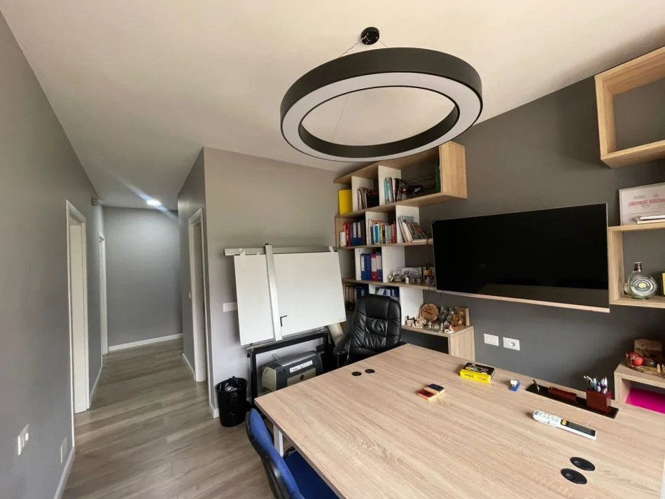 jepet me qera zyra me mobilje  apartament 2+1+Ballkon Kati 1, 110 m² 700 €-astir