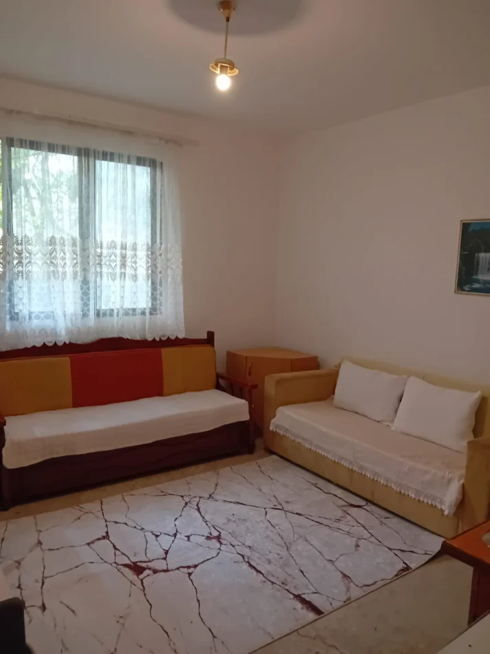 Tirane, jepet me qera shtepi 1+1+Aneks , 61 m² 210 € 