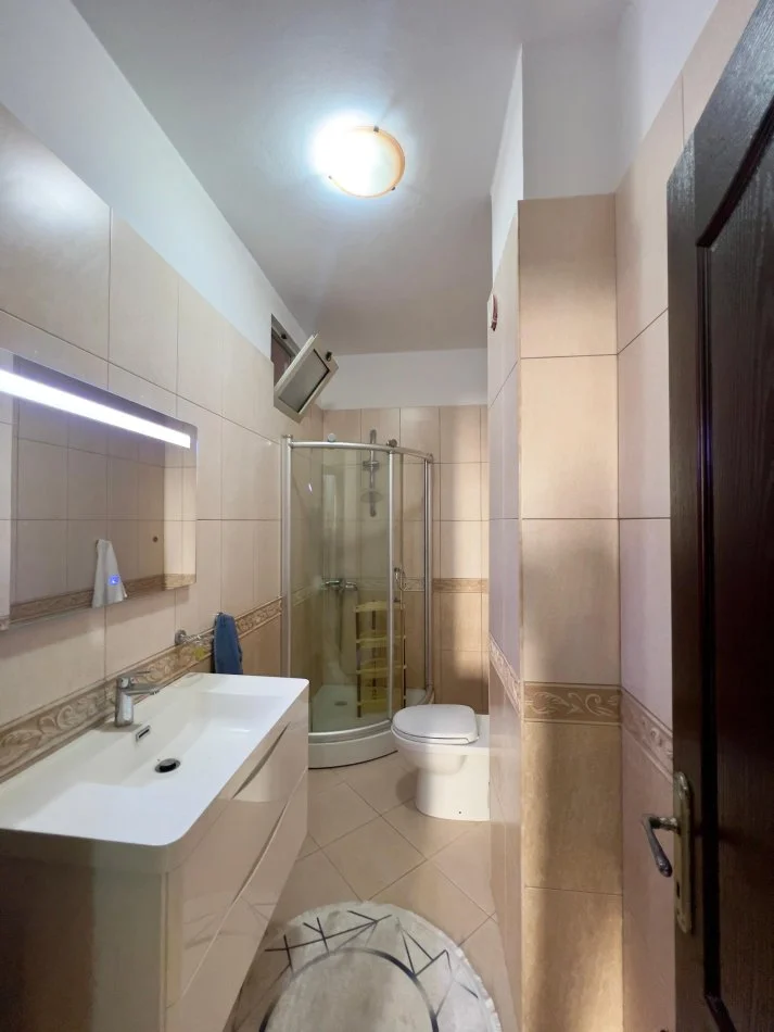 Tirane, jepet me qera apartament 2+1+Ballkon Kati 2, 103 m² 650 € (george washington)