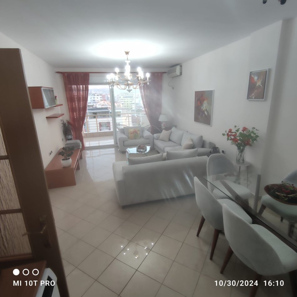 Tirane, jepet me qera apartament 2+1 Kati 10, 1.000 € (Bllok)