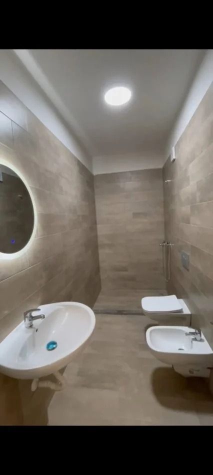 Tirane, jepet me qera apartament 3+1+Ballkon Kati 10, 95 m² 550 € 