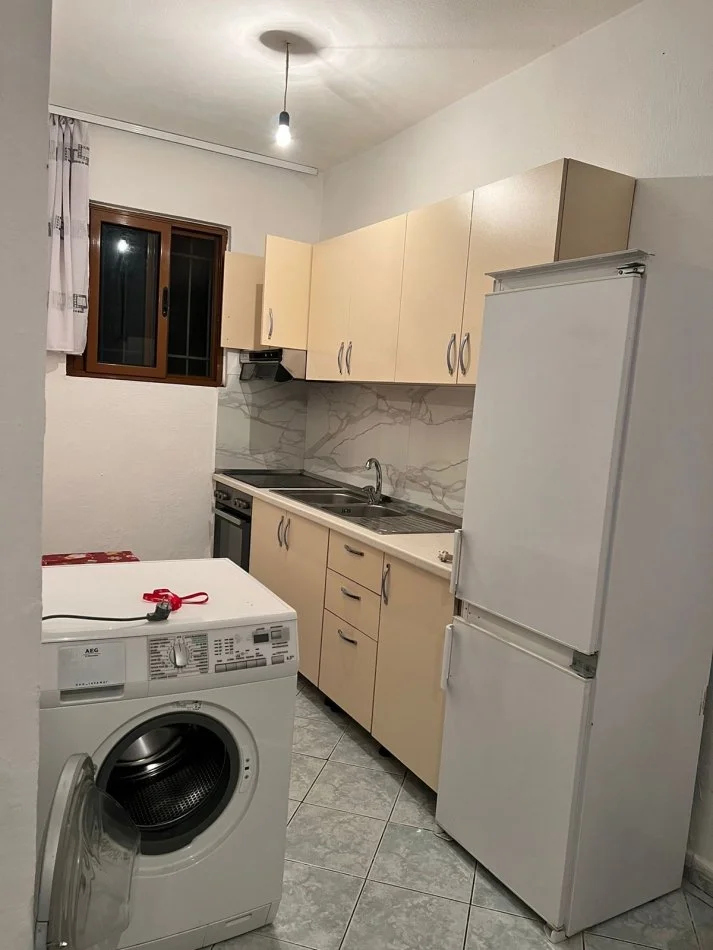 Tirane, jepet me qera shtepi 2+1+Ballkon Kati 0, 100 m² 300 € (Rruga vangjerl meksi)