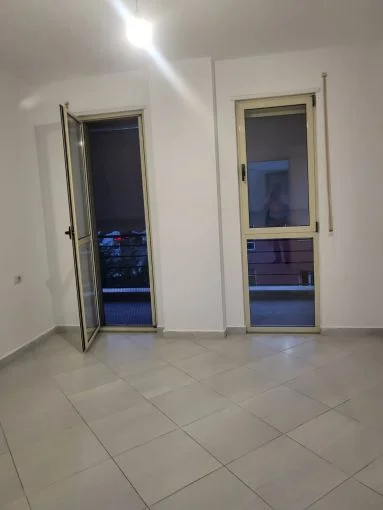 Tirane, jepet me qera apartament 2+1+Ballkon Kati 2, 95 m² 700 € (tek Don Bosko, perballe karburant Mend.)
