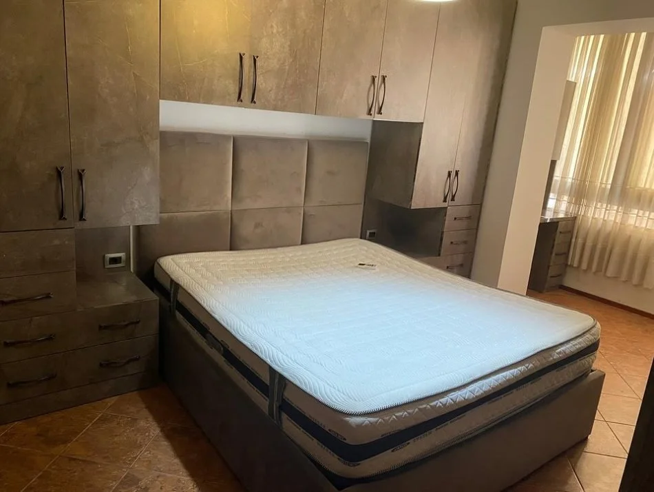 Tirane, jepet me qera apartament 1+1 Kati 2, 55 m² 500 € (BLLOK)