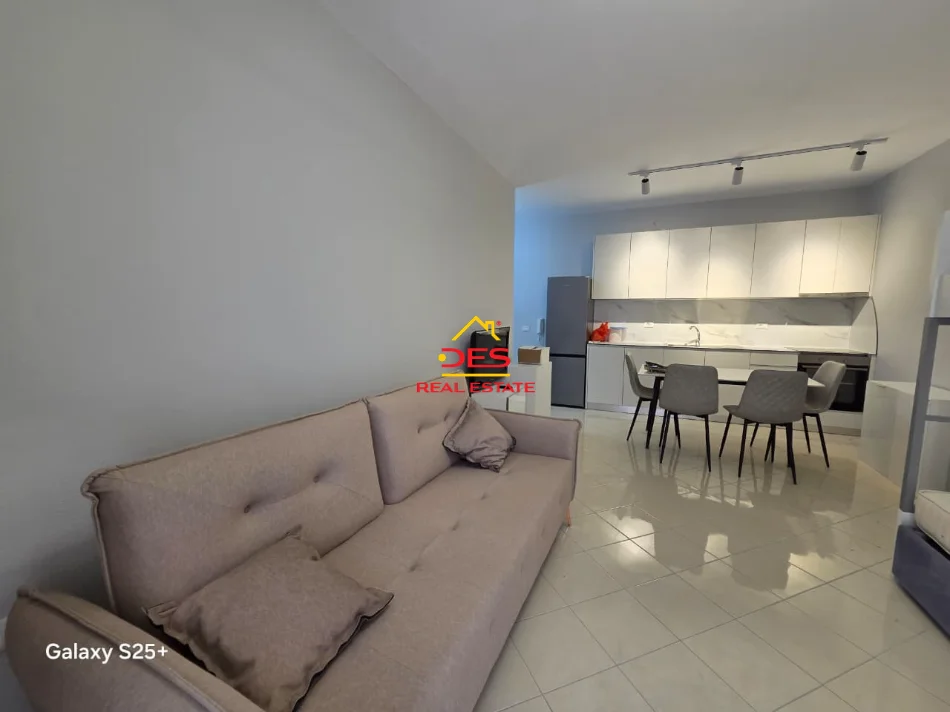 Vlore, jepet me qera apartament 1+1+Ballkon Kati 1, 70 m² 450 € (Rruga Aleksandër Moisu)