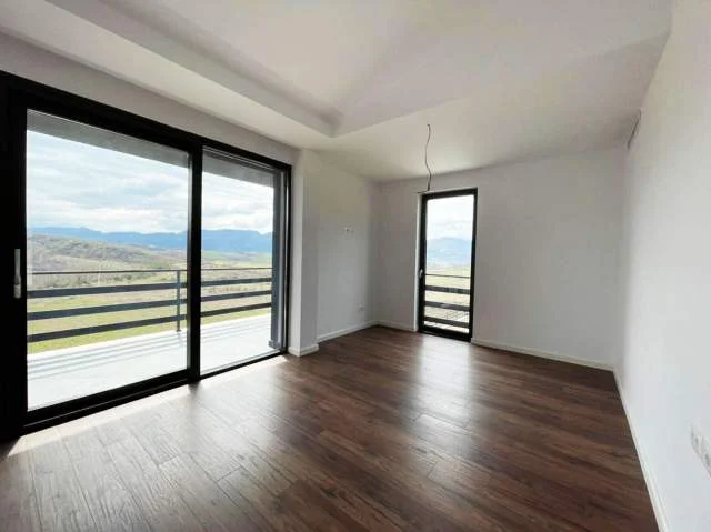 Tirane, shes Vile 2 Katshe Kati 0, 498 m² 800.000 Euro (NË DAIAS, NË PERIFERI TË TIRANES)